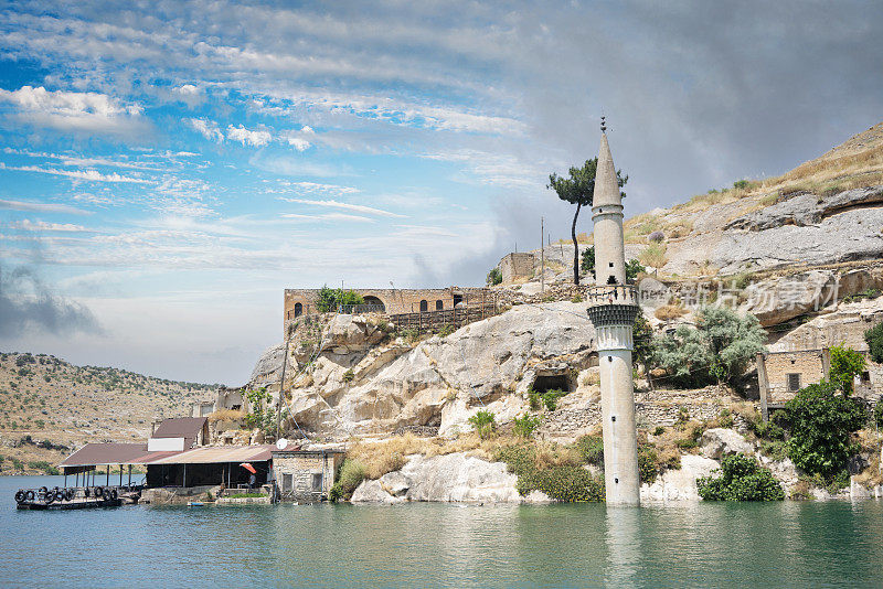 土耳其Sanliurfa Halfeti Savasan村沉没的清真寺和房屋